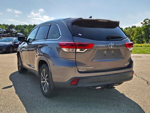 Used 2019 Toyota Highlander XLE AWD/4WD image 3