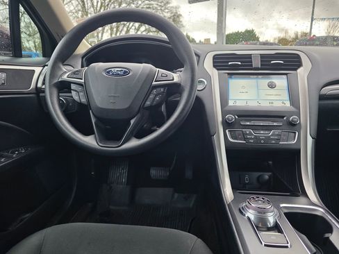 Used 2018 Ford Fusion SE w/ Fusion SE Technology Package image 9