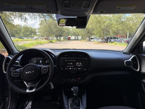 Used 2025 Kia Soul LX w/ LX Technology Package FWD image 29