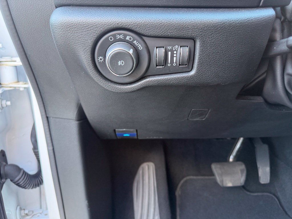 Used 2025 Chrysler Pacifica Select FWD image 18
