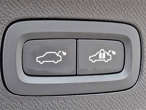 Used 2025 Volvo XC90 B5 Plus w/ Protection Package Premier image 22