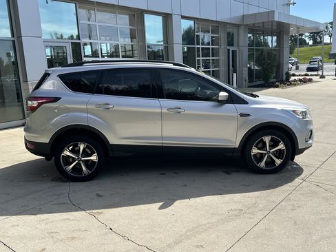 Used 2017 Ford Escape SE w/ Equipment Group 201A AWD/4WD image 10