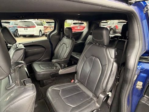 Used 2019 Chrysler Pacifica Touring-L Plus w/ S Appearance Package image 8