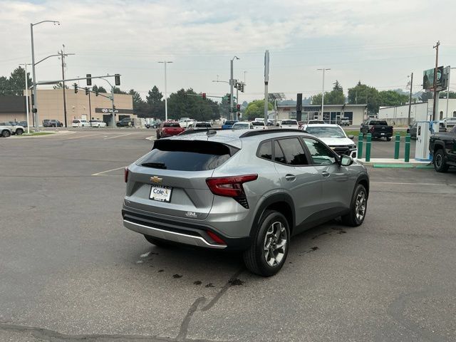 Used 2025 Chevrolet Trax LT FWD image 3