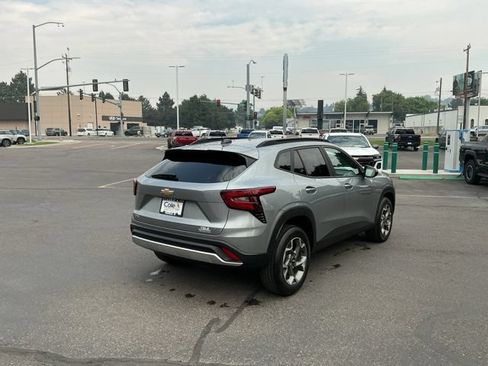 Used 2025 Chevrolet Trax LT FWD image 3