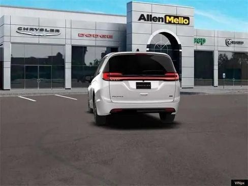 New 2026 Chrysler Pacifica Select image 12