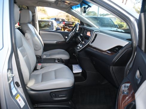 Used 2015 Toyota Sienna Limited image 24