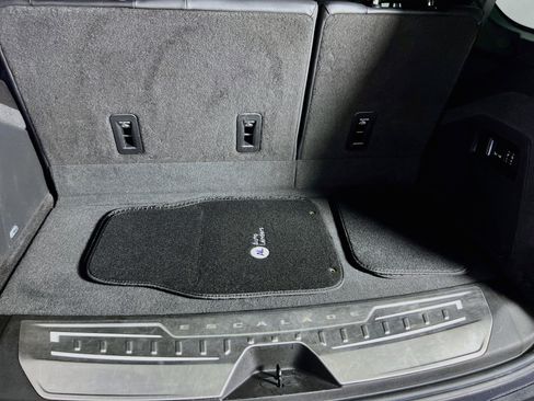 Used 2022 Cadillac Escalade Luxury w/ LPO, Illumination Package AWD/4WD image 27