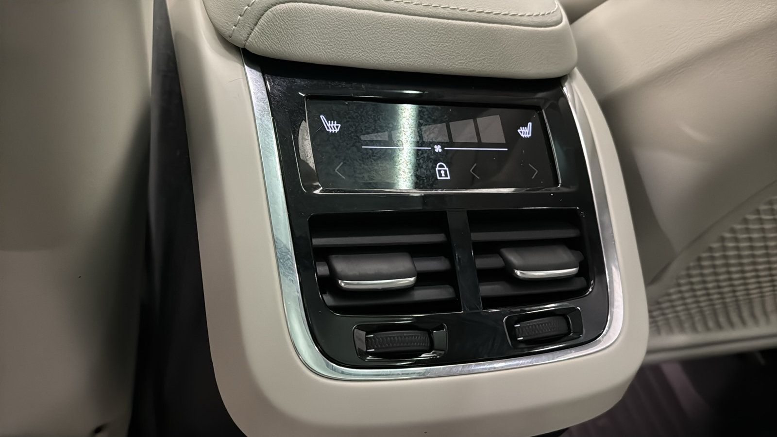 Used 2024 Volvo XC60 B5 Ultimate w/ Protection Package Premier AWD/4WD image 28
