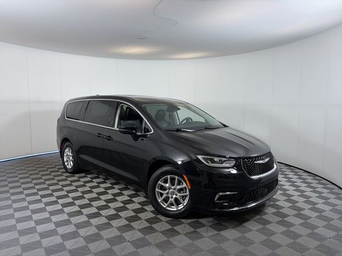 Used 2023 Chrysler Pacifica Touring-L FWD image 1