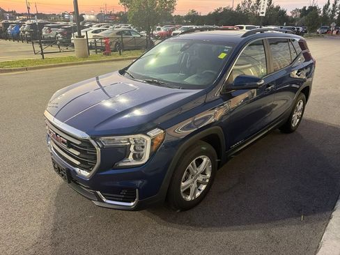 Used 2022 GMC Terrain SLE w/ Driver Convenience Package AWD/4WD image 3