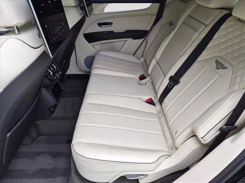 Used 2023 Bentley Bentayga AWD/4WD image 20