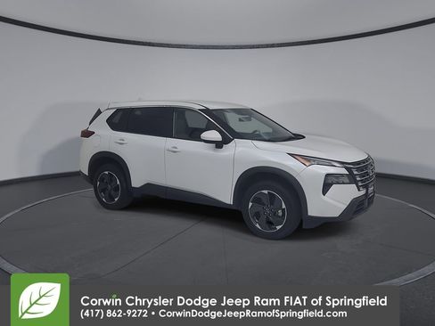 Used 2025 Nissan Rogue SV AWD/4WD image 2