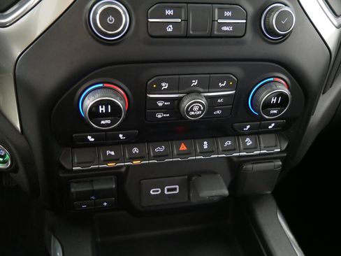 Used 2020 Chevrolet Silverado 1500 RST image 23