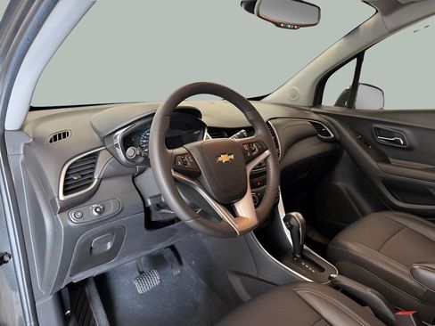 Used 2020 Chevrolet Trax LT w/ Driver Confidence Package AWD/4WD image 13
