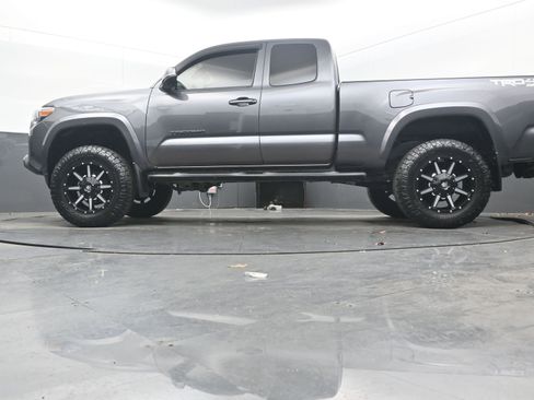 Used 2019 Toyota Tacoma TRD Sport w/ Technology Package image 22