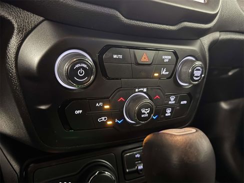 Used 2021 Jeep Renegade Limited image 27