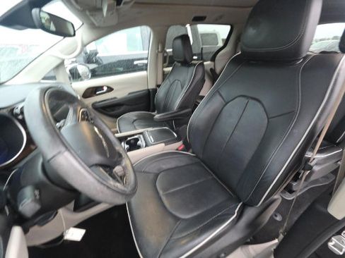 Used 2022 Chrysler Pacifica Limited FWD image 13