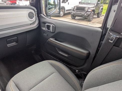Used 2025 Jeep Wrangler Unlimited Sahara w/ Safety Group AWD/4WD image 18