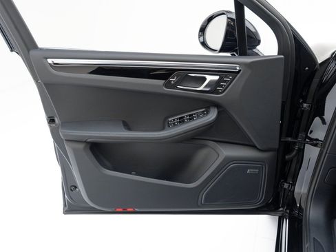 Certified 2025 Porsche Macan image 21