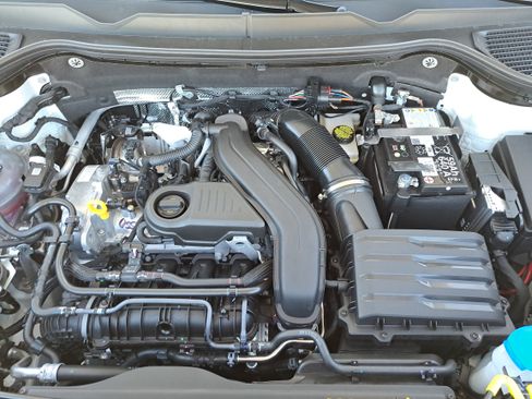 New 2026 Volkswagen Taos SE image 15