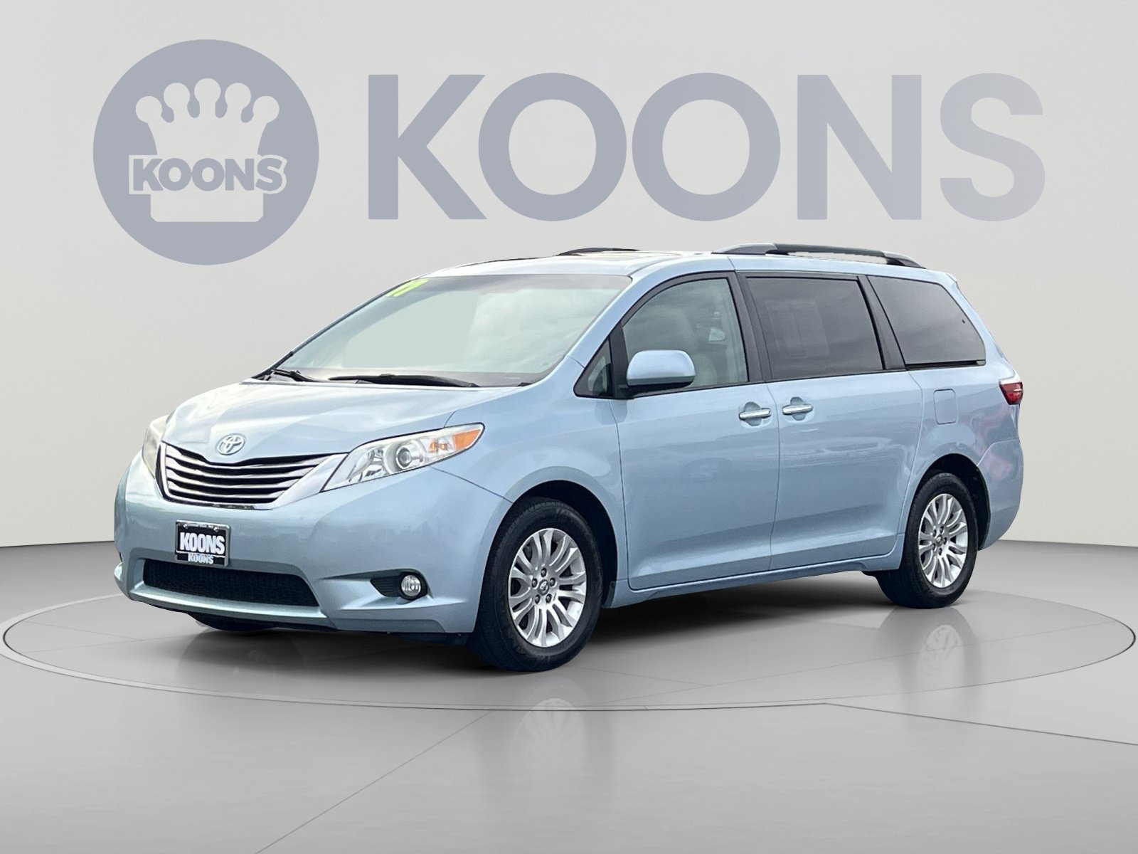 Used 2017 Toyota Sienna XLE w/ XLE Navigation Package FWD image 1