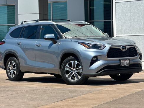 Used 2023 Toyota Highlander XLE FWD image 2