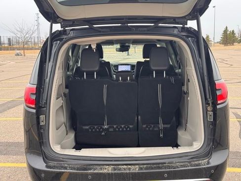 Used 2023 Chrysler Pacifica Touring-L image 31