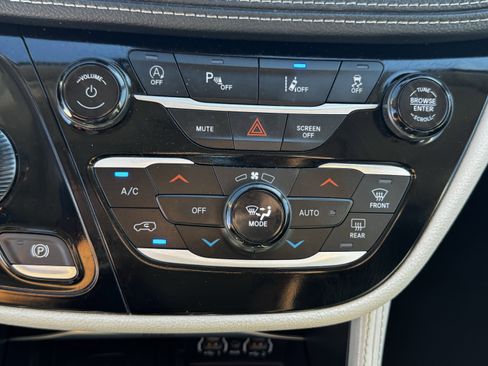 Used 2023 Chrysler Pacifica Limited image 22