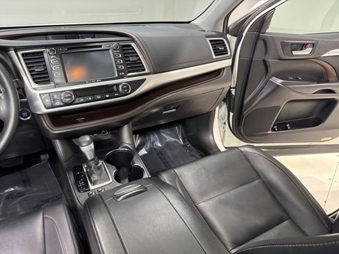 Used 2019 Toyota Highlander XLE image 26