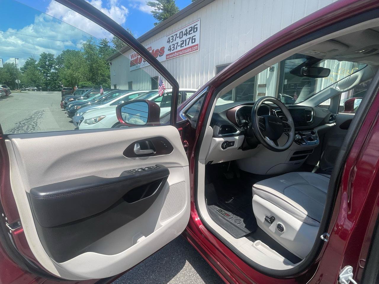 Used 2017 Chrysler Pacifica Limited w/ Advanced Safetytec Group FWD image 12