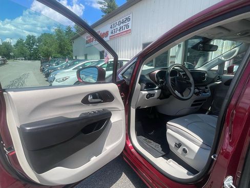 Used 2017 Chrysler Pacifica Limited w/ Advanced Safetytec Group FWD image 12