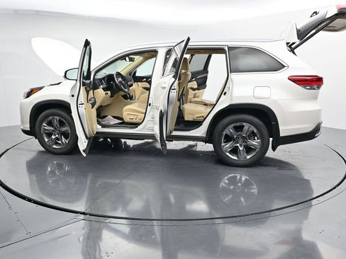 Used 2019 Toyota Highlander AWD V6 image 28