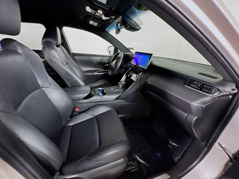 Used 2024 Toyota Venza XLE image 27