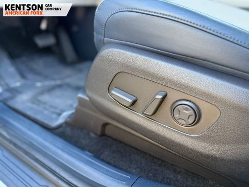 Used 2025 Kia Carnival EX image 36