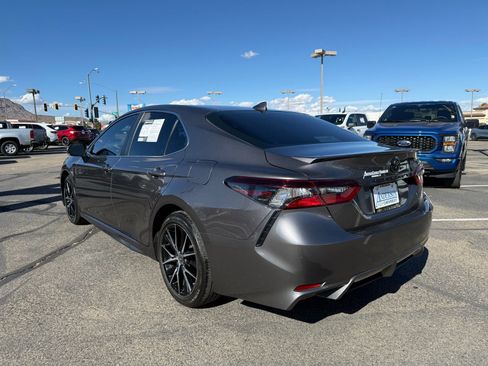 Used 2022 Toyota Camry SE w/ Carpet Mat Package (TMS) image 8