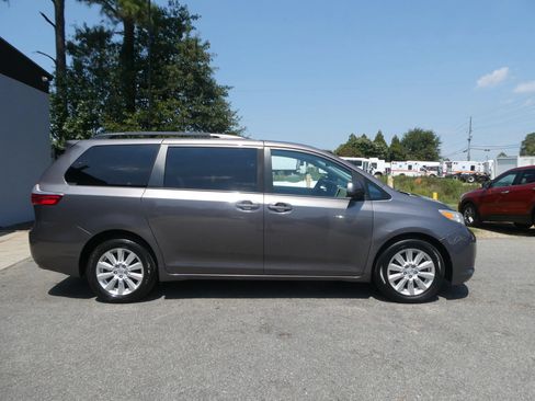Used 2017 Toyota Sienna LE AWD/4WD image 4