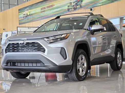 Used 2024 Toyota RAV4 XLE AWD/4WD image 17