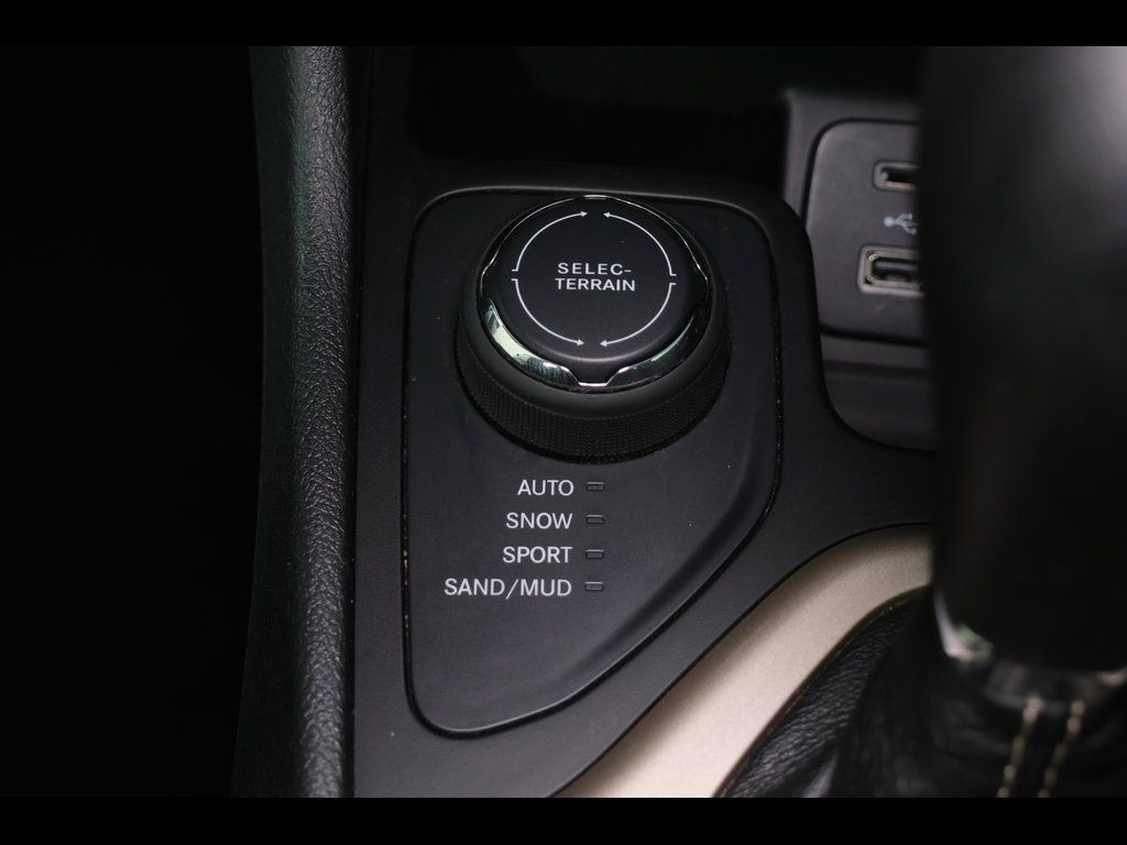 Used 2015 Jeep Cherokee Latitude AWD/4WD image 21