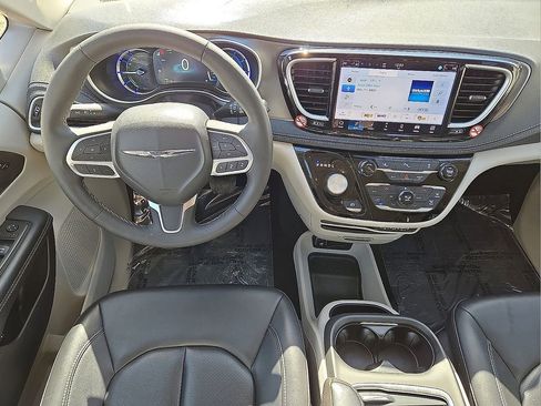 Used 2024 Chrysler Pacifica Select image 18