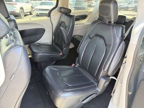 Used 2022 Chrysler Pacifica Touring-L FWD image 27