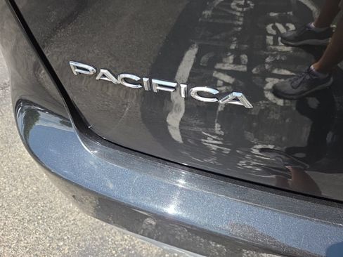 Used 2023 Chrysler Pacifica Touring-L FWD image 11