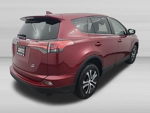 Used 2018 Toyota RAV4 LE AWD/4WD image 3
