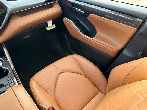 New 2026 Toyota Highlander Platinum AWD/4WD image 16