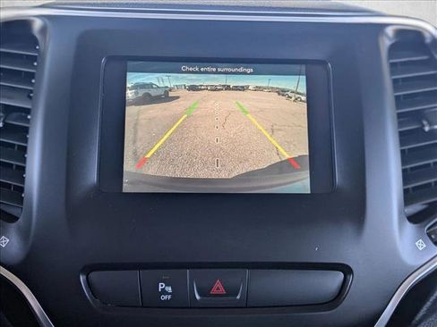 Used 2020 Jeep Cherokee Latitude Plus image 14