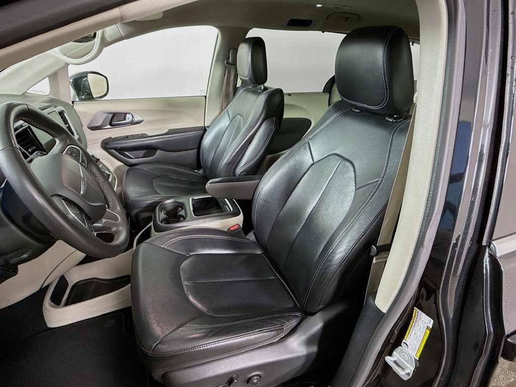 Used 2022 Chrysler Pacifica Touring-L FWD image 21