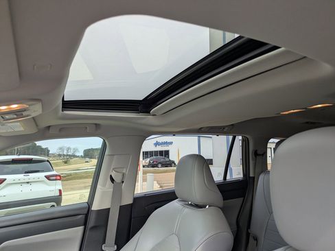 Used 2021 Toyota Highlander XLE image 9