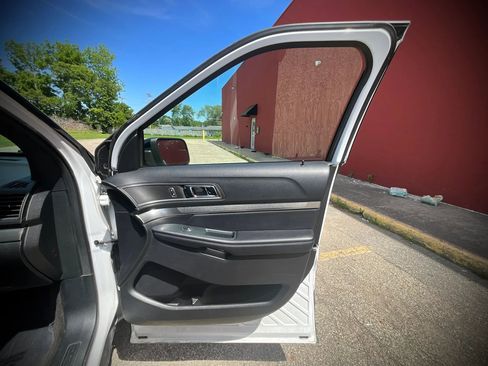 Used 2018 Ford Explorer XLT w/ Equipment Group 202A FWD image 30