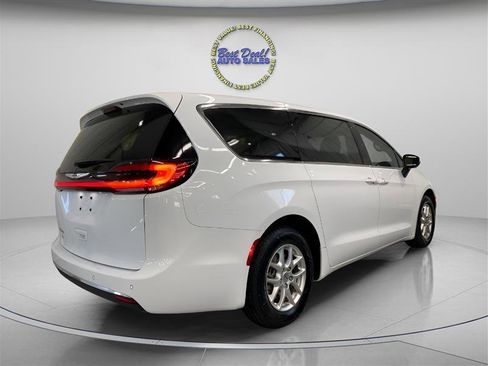 Used 2023 Chrysler Pacifica Touring FWD image 5