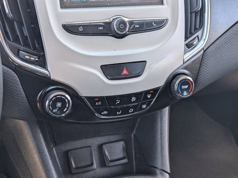 Used 2018 Chevrolet Cruze LS FWD image 25